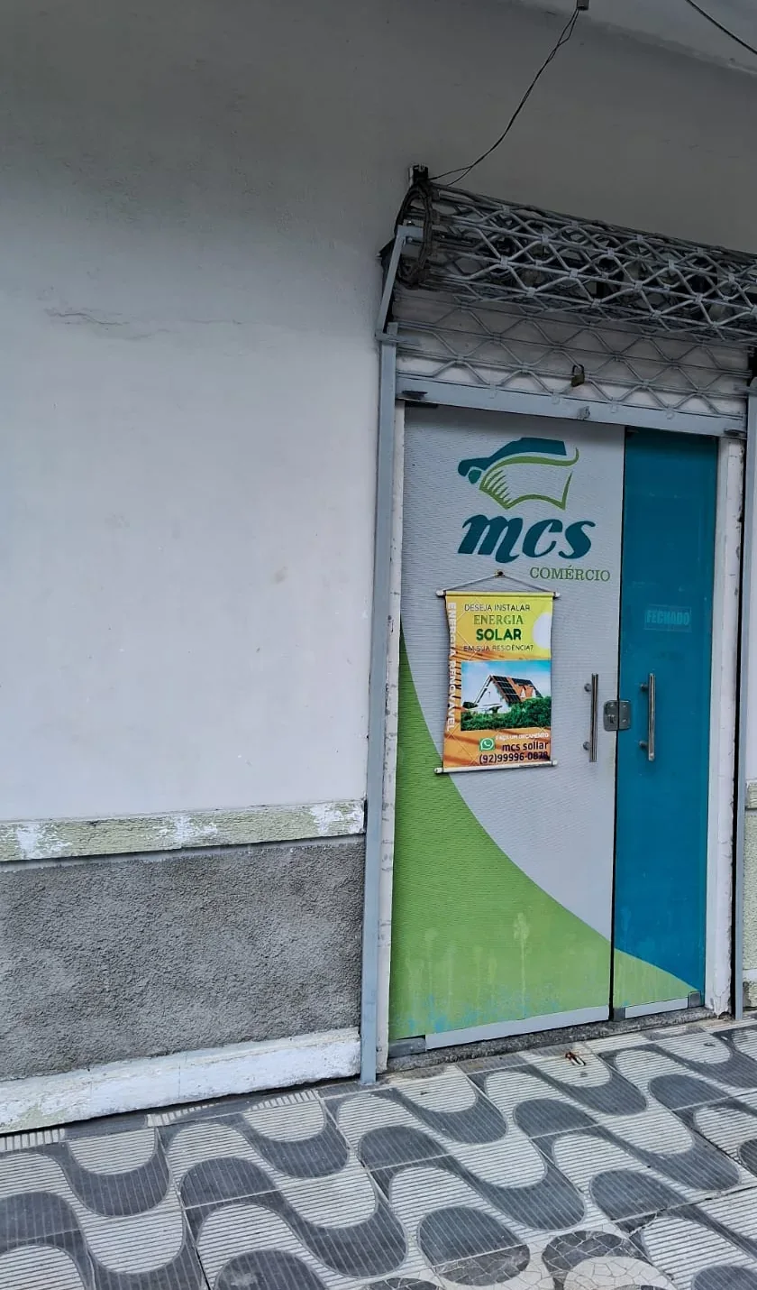 Fachada comercial com identificação da MCS e cartaz da MCS Sollar.